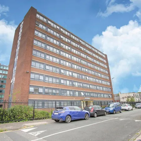Charming In Near Trafford Bar Tram Stop *