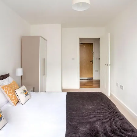 Apartment Charming In Near Trafford Bar Tram Stop