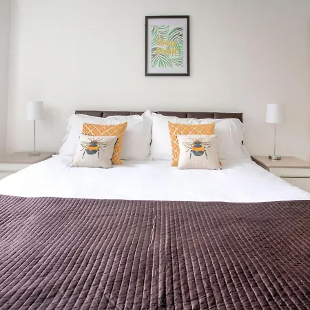 Charming In Near Trafford Bar Tram Stop Apartment *