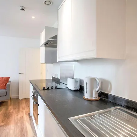 Charming In Near Trafford Bar Tram Stop * Manchester