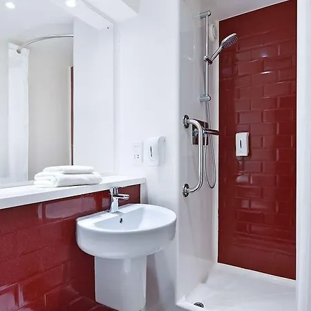Travelodge Upper Brooks Street Hotel 3*