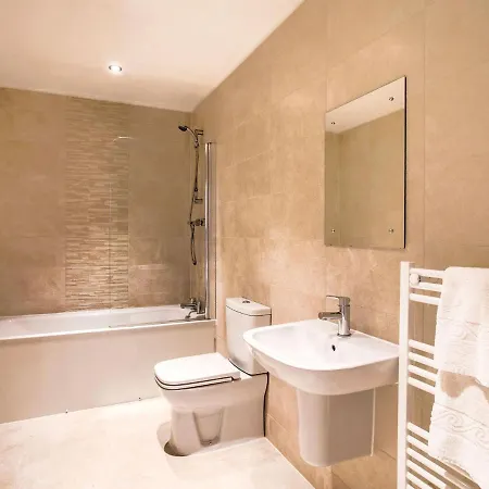 Apartment Charming In Near Trafford Bar Tram Stop