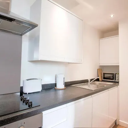 Charming In Near Trafford Bar Tram Stop Apartment *