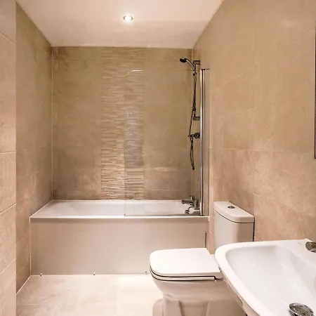 Apartment Charming In Near Trafford Bar Tram Stop