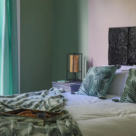 Ideal In Thorncliffe Apartment