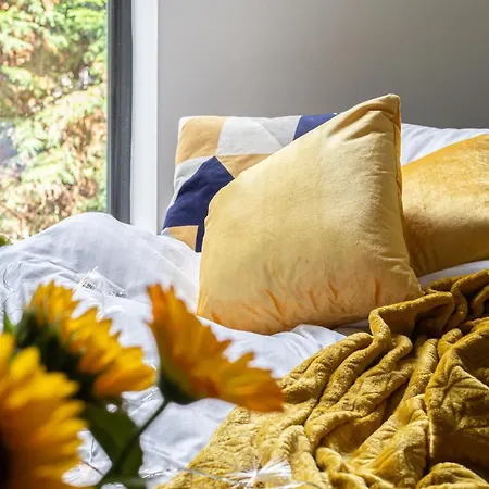 Ideal In Thorncliffe Apartment *