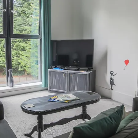 Ideal In Thorncliffe Apartment