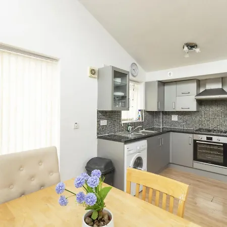 Luxury-finish Holiday In Near The Quays Manchester