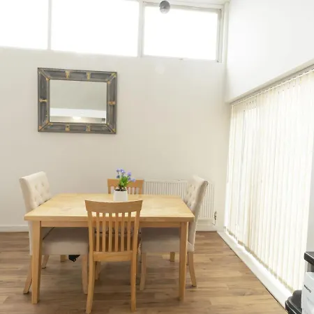 Luxury-finish Holiday In Near The Quays *