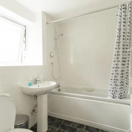 Luxury-finish Holiday In Near The Quays *