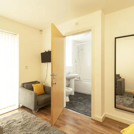 Luxury-finish Holiday In Near The Quays Manchester