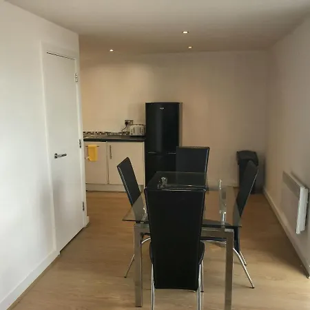 Spacious In Near The Quays, Iwm North *