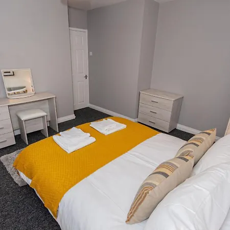 Charming Holiday In Wythenshawe Near Wythenshawe Park Holiday home