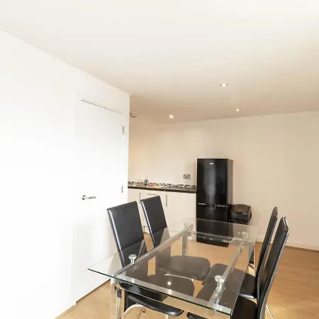 Spacious In Near The Quays, Iwm North Apartment