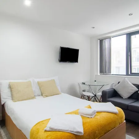 Spacious In Near Palace Theatre * Manchester