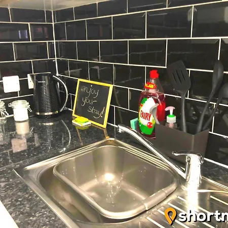 Shortmove - Parking, Close To Airport, City 10 Min, Kitchen * Manchester