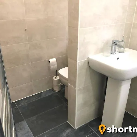 Shortmove - Parking, Close To Airport, City 10 Min, Kitchen Manchester
