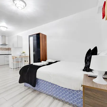 Lägenhet Pass The Keys Cosy Studio With Garden And Parking *