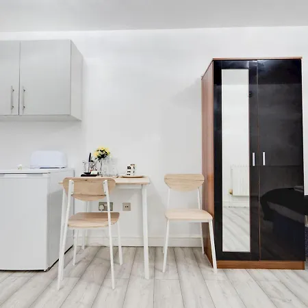Pass The Keys Cosy Studio With Garden And Parking * Manchester