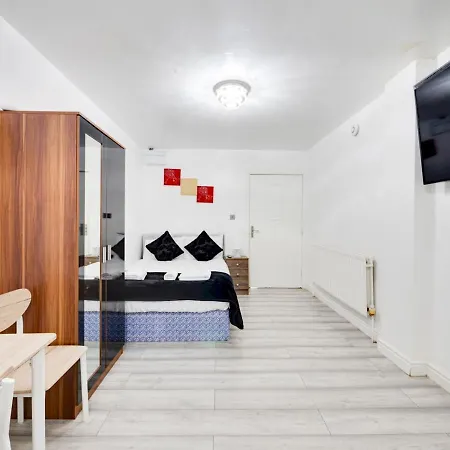 Pass The Keys Cosy Studio With Garden And Parking