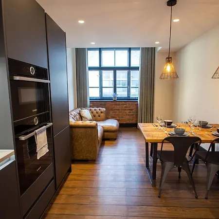 New Luxury 2 Bed - Heart Of The City!
