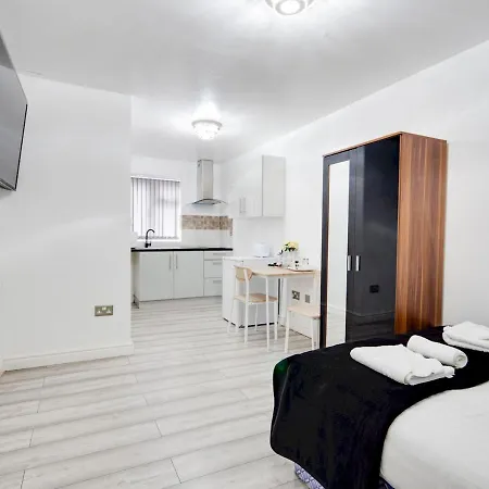 Pass The Keys Cosy Studio With Garden And Parking