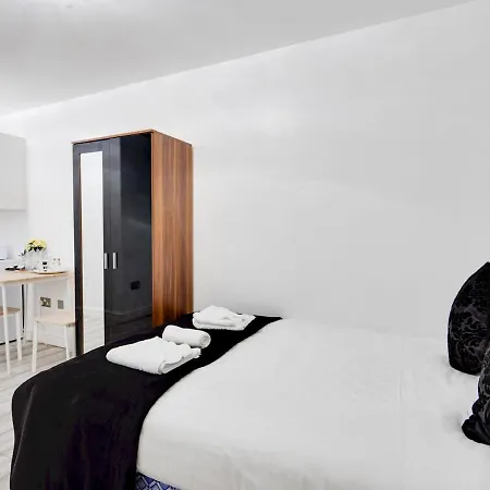 Lägenhet Pass The Keys Cosy Studio With Garden And Parking