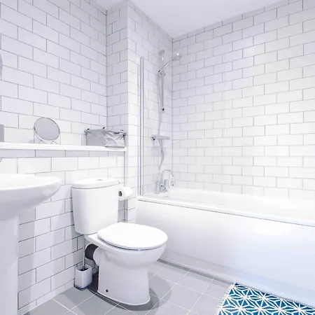 Апартаменты 2 Bedroom Hosted By Mcr Dens