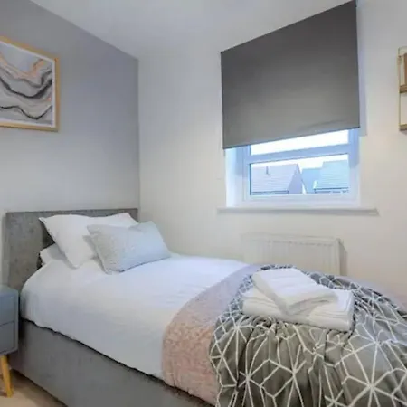 בית נופש 4 Bedroom House Salford Hosted By Mcr Dens מנצ'סטר