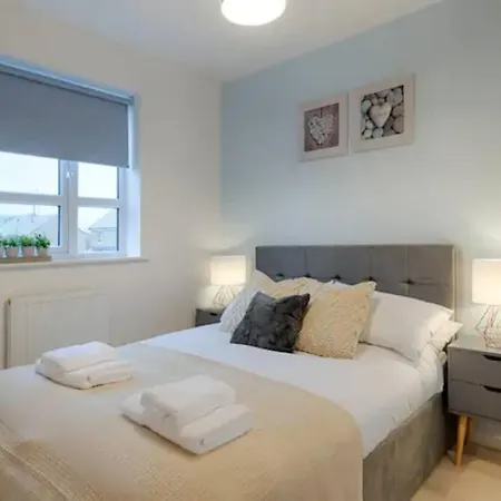 בית נופש 4 Bedroom House Salford Hosted By Mcr Dens מנצ'סטר