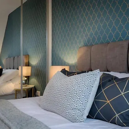 4 Bedroom House Salford Hosted By Mcr Dens