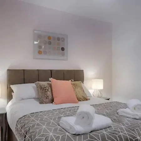 בית נופש 4 Bedroom House Salford Hosted By Mcr Dens