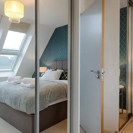 בית נופש 4 Bedroom House Salford Hosted By Mcr Dens מנצ'סטר