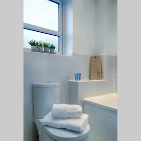 בית נופש 4 Bedroom House Salford Hosted By Mcr Dens
