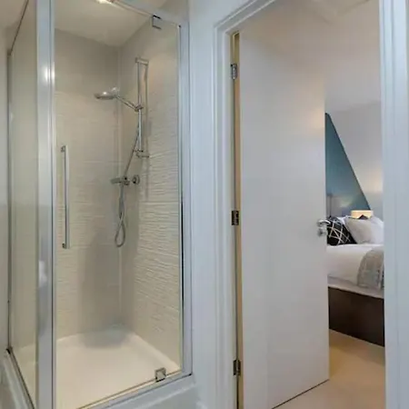 בית נופש 4 Bedroom House Salford Hosted By Mcr Dens