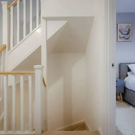 4 Bedroom House Salford Hosted By Mcr Dens מנצ'סטר