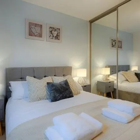 4 Bedroom House Salford Hosted By Mcr Dens