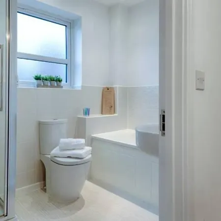 4 Bedroom House Salford Hosted By Mcr Dens