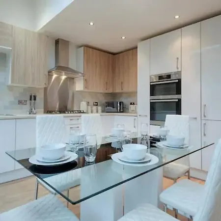 4 Bedroom House Salford Hosted By Mcr Dens *