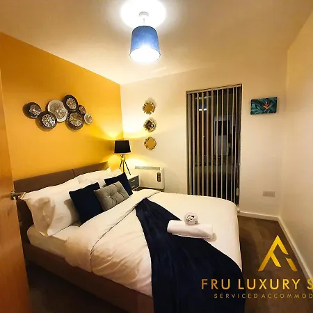 Fru Luxury Stays Serviced -city Star- 2 Bedroom Free Gated Parking & Wifi Apartment
