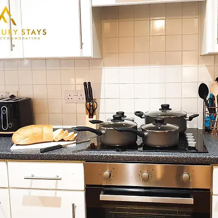 Fru Luxury Stays Serviced -city Star- 2 Bedroom Free Gated Parking & Wifi *