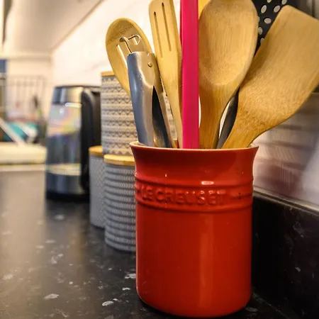 Comfy & Homely 2bed - 5 Star Location Apartment