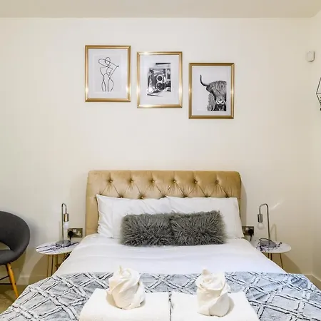 Comfy & Homely 2bed - 5 Star Location Apartment