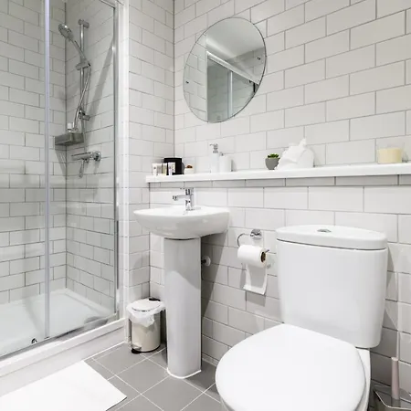 Comfy & Homely 2bed - 5 Star Location Апартаменты *