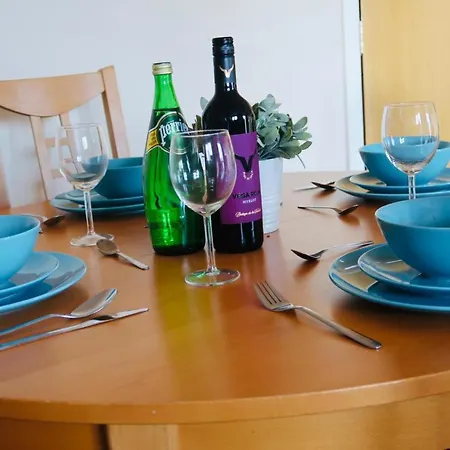 Comfortable Central Mcr Apt - 2 Bedroom - Sleeps 4 *