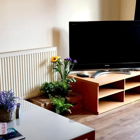 Comfortable Central Mcr Apt - 2 Bedroom - Sleeps 4 *