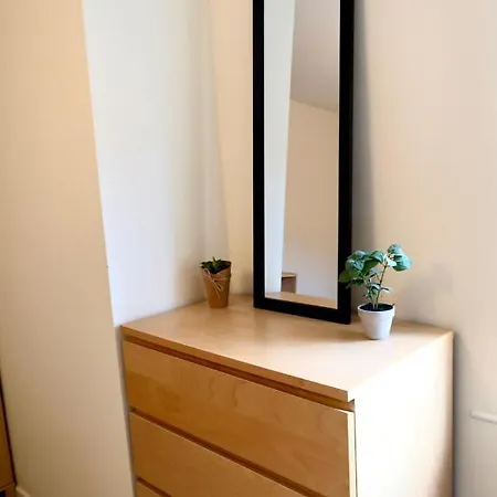 Comfortable Central Mcr Apt - 2 Bedroom - Sleeps 4