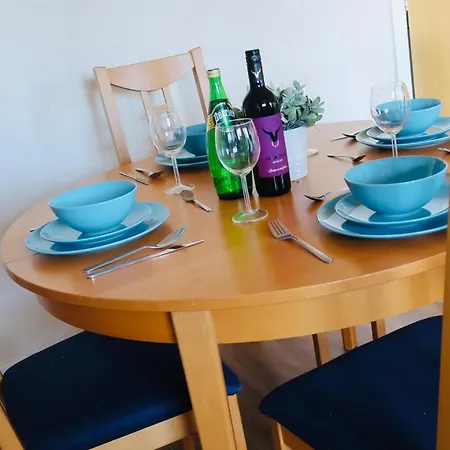 Апартаменты Comfortable Central Mcr Apt - 2 Bedroom - Sleeps 4 *