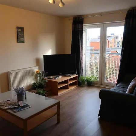 Comfortable Central Mcr Apt - 2 Bedroom - Sleeps 4 *
