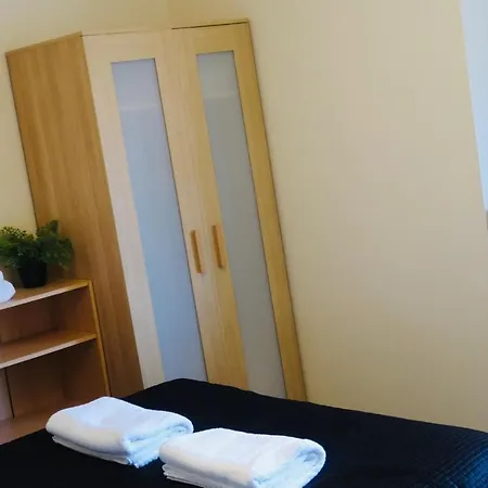 Comfortable Central Mcr Apt - 2 Bedroom - Sleeps 4 *
